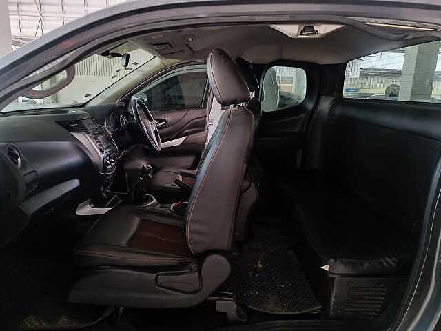 Nissan NP300 2dr Ext. Cab Calibre E 6sp RWD 2.5DCT (Black Edition)